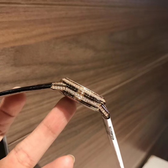 实拍 积家约会系列月相腕表延续了约会系列的独特美学,以珍珠母贝打造一轮皎洁明月,伴以钻石镶饰的璀璨星光,衬于深邃的蓝天表盘之上,可谓“晃所有人的眼,露自己的脸”,将女士的优雅浪漫萦绕腕间,俘获了芳心无数。进口石英机芯,蓝宝石镜面,原装折叠扣,表盘宽34mm,厚9mm。 实拍 积家约会系列月相腕表延续了约会系列的独特美学,以珍珠母贝打造一轮皎洁明月,伴以钻石镶饰的璀璨星光,衬于深邃的蓝天表盘之上,可谓“晃所有人的眼,露自己的脸”,将女士的优雅浪漫萦绕腕间,俘获了芳心无数。进口石英机芯,蓝宝石镜面,原装折叠扣,表盘宽34mm,厚9mm。