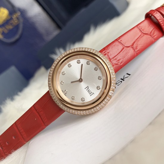 实拍 伯爵-PIAGET 女士腕表 瑞士石英机芯 316L精钢表壳 真牛皮表带 尺寸34*8mm 蓝宝石玻璃镜面 简约的设计,大胆而多彩的配色,以及旋转表圈是伯爵品牌 Possession腕表的特质所在。通过品牌制表师们天马星空的创意,将各个亮色的表带与贵金属、钻石、精钢材质相融,通过圆形盘面的演绎,令全新的 Possession腕表越发闪耀夺目,给人眼前一亮之感。 实拍 伯爵-PIAGET 女士腕表 瑞士石英机芯 316L精钢表壳 真牛皮表带 尺寸34*8mm 蓝宝石玻璃镜面 简约的设计,大胆而多彩的配色,以及旋转表圈是伯爵品牌 Possession腕表的特质所在。通过品牌制表师们天马星空的创意,将各个亮色的表带与贵金属、钻石、精钢材质相融,通过圆形盘面的演绎,令全新的 Possession腕表越发闪耀夺目,给人眼前一亮之感。