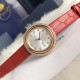 实拍 伯爵-PIAGET 女士腕表 瑞士石英机芯 316L精钢表壳 真牛皮表带 尺寸34*8mm 蓝宝石玻璃镜面 简约的设计,大胆而多彩的配色,以及旋转表圈是伯爵品牌 Possession腕表的特质所在。通过品牌制表师们天马星空的创意,将各个亮色的表带与贵金属、钻石、精钢材质相融,通过圆形盘面的演绎,令全新的 Possession腕表越发闪耀夺目,给人眼前一亮之感。 实拍 伯爵-PIAGET 女士腕表 瑞士石英机芯 316L精钢表壳 真牛皮表带 尺寸34*8mm 蓝宝石玻璃镜面 简约的设计,大胆而多彩的配色,以及旋转表圈是伯爵品牌 Possession腕表的特质所在。通过品牌制表师们天马星空的创意,将各个亮色的表带与贵金属、钻石、精钢材质相融,通过圆形盘面的演绎,令全新的 Possession腕表越发闪耀夺目,给人眼前一亮之感。