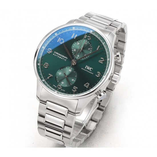 V6S新品,IWC万国表为其经典全新葡萄牙系列计时腕表推出首款精钢表链款式。IWC万国表首次为这款经典时计系列腕表配备精钢表链,令IWC万国表葡萄牙系列计时腕表更添几分灵活随性。表链经过抛光与拉丝工艺修饰,精密入微,优美雅致;蝴蝶式折叠表扣赋予其符合人体工学的贴心设计,细腻贴合手腕,佩戴无比舒适。配备精钢表链的全新表款采用精钢表壳,腕表内部搭载IWC万国表自制69355型计时机芯,坚固而精准,采用经典导柱轮设计,透过蓝宝石玻璃表背可纵览机芯风采。高效双向棘爪上链系统提供46小时动力储备。 V6S新品,IWC万国表为其经典全新葡萄牙系列计时腕表推出首款精钢表链款式。IWC万国表首次为这款经典时计系列腕表配备精钢表链,令IWC万国表葡萄牙系列计时腕表更添几分灵活随性。表链经过抛光与拉丝工艺修饰,精密入微,优美雅致;蝴蝶式折叠表扣赋予其符合人体工学的贴心设计,细腻贴合手腕,佩戴无比舒适。配备精钢表链的全新表款采用精钢表壳,腕表内部搭载IWC万国表自制69355型计时机芯,坚固而精准,采用经典导柱轮设计,透过蓝宝石玻璃表背可纵览机芯风采。高效双向棘爪上链系统提供46小时动力储备。