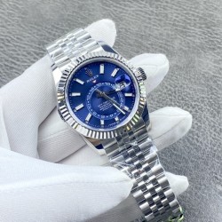 （严选）劳力士Rolex Sky-Dweller 天行者，尺寸42MM，沉稳可靠、雍容大度！表圈采用劳力士Ring Command三角坑纹，旋转外圈可调转月份功能！抗刮损蓝宝石水晶，防反光凸透式放大日历窗！有五珠联动表带，也有蚝式三排链节 ！蚝式摺扣配5毫米易调链节伸展系统【表盘】放射太阳纹理，刻度12小窗口红点月         份显示【机芯】搭载全自动机械9001机芯【功能】日期显示    月份显示   年历显示          双时区！zf 厂出品，出货实拍