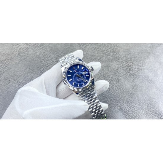 (严选)劳力士Rolex Sky-Dweller 天行者,尺寸42MM,沉稳可靠、雍容大度!表圈采用劳力士Ring Command三角坑纹,旋转外圈可调转月份功能!抗刮损蓝宝石水晶,防反光凸透式放大日历窗!有五珠联动表带,也有蚝式三排链节 !蚝式摺扣配5毫米易调链节伸展系统【表盘】放射太阳纹理,刻度12小窗口红点月 份显示【机芯】搭载全自动机械9001机芯【功能】日期显示 月份显示 年历显示 双时区!zf 厂出品,出货实拍 (严选)劳力士Rolex Sky-Dweller 天行者,尺寸42MM,沉稳可靠、雍容大度!表圈采用劳力士Ring Command三角坑纹,旋转外圈可调转月份功能!抗刮损蓝宝石水晶,防反光凸透式放大日历窗!有五珠联动表带,也有蚝式三排链节 !蚝式摺扣配5毫米易调链节伸展系统【表盘】放射太阳纹理,刻度12小窗口红点月 份显示【机芯】搭载全自动机械9001机芯【功能】日期显示 月份显示 年历显示 双时区!zf 厂出品,出货实拍