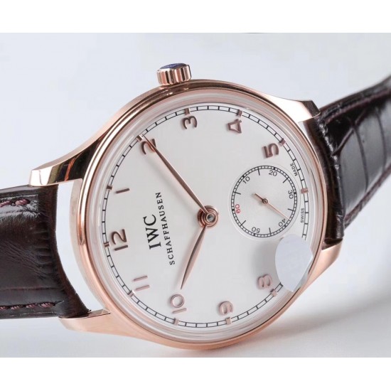 IWC 万国(葡萄牙系列)V3版 IW545408型腕表,简称“琼斯之剑”。正品开模,干练整洁,专为男士打造的腕表。锅盖蓝宝石玻璃,手动上弦的滴答声,背透镶嵌的红宝石,来回摆动的游丝走线,纯粹的机械之美,都让每个狂热的机械爱好者深深着迷!表盘尺寸:44毫米X10机芯类型:手动机㭜系列型号:98295动力储存:46小时表镜材质:兰宝石玻璃表带材质:意大利小牛皮表扣类型:针扣后盖表底:透底功能风格:6位小秒针,纯粹机械之美! IWC 万国(葡萄牙系列)V3版 IW545408型腕表,简称“琼斯之剑”。正品开模,干练整洁,专为男士打造的腕表。锅盖蓝宝石玻璃,手动上弦的滴答声,背透镶嵌的红宝石,来回摆动的游丝走线,纯粹的机械之美,都让每个狂热的机械爱好者深深着迷!表盘尺寸:44毫米X10机芯类型:手动机㭜系列型号:98295动力储存:46小时表镜材质:兰宝石玻璃表带材质:意大利小牛皮表扣类型:针扣后盖表底:透底功能风格:6位小秒针,纯粹机械之美!
