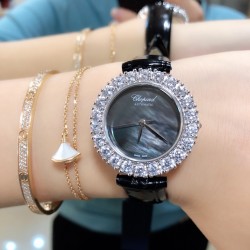 实拍 萧邦新款不断 重点推荐 重磅来袭 LHEUR DU DIAMANT珠宝镶系列，全套精钢镂空打造，光滑精致无暇，采用最新手法三爪镶石工艺，与原装正品一致，尺寸及细节完美至无可挑剔，整表美轮美奂由你任意搭配出行或各种宴会派对，该款专用进口机械机芯，整机保持原状态无改动，稳定性众所周知！表扣饱满不显臃肿，七颗钻石及整个表扣呈现的弧度与镂空的鸟巢壳身完美绝配，搭配之对应效果令你无可挑剔，表带制作精良，狠下本钱采用进口高光牛皮 一点也不逊于市场的一般鳄鱼皮。