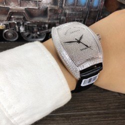 法兰克 穆勒Franck Muller 全新满天星系列⚓️搭载进口日本西铁城机械机芯⚙️18K电镀工艺意大利双面小牛皮原装针扣酒桶形拱桥状精钢表壳⚫️手工全镶嵌施华洛水晶钻 高贵霸气尺寸43*55mm高尚的艺术 精湛的工艺 一经发布 无不轰动