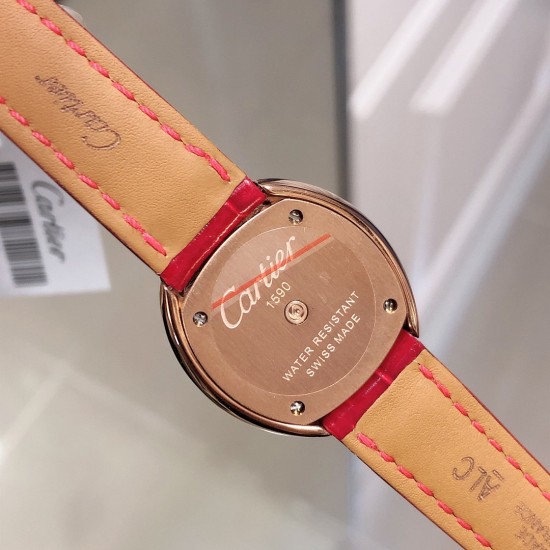 实拍 Cartier HYPNOSE系列腕表卡地亚椭圆双环交叠,演绎卡地亚柔美细腻的标志性风格。腕表灵动深邃,玫瑰金表壳镶嵌明亮式切割圆钻,太阳纹放射效果的表盘与剑形蓝钢指针,搭配鳄鱼皮带 典雅又唯美,再随机配送一条牛皮 30*26mm小号表款,搭配瑞士石英机芯,非常适合女性佩戴。 实拍 Cartier HYPNOSE系列腕表卡地亚椭圆双环交叠,演绎卡地亚柔美细腻的标志性风格。腕表灵动深邃,玫瑰金表壳镶嵌明亮式切割圆钻,太阳纹放射效果的表盘与剑形蓝钢指针,搭配鳄鱼皮带 典雅又唯美,再随机配送一条牛皮 30*26mm小号表款,搭配瑞士石英机芯,非常适合女性佩戴。