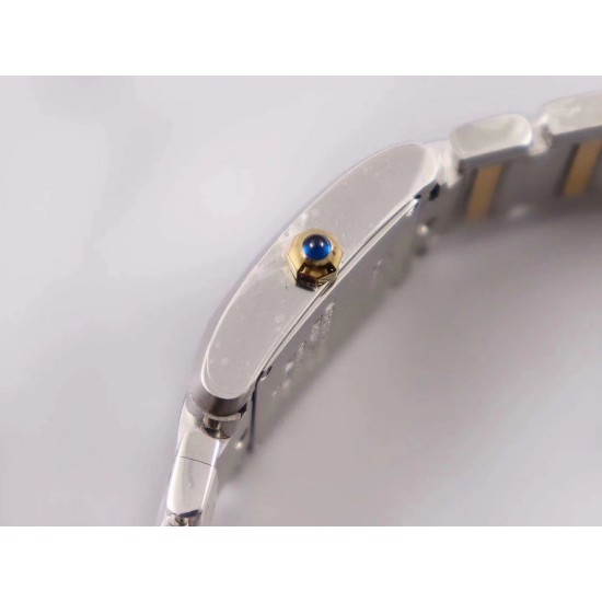 实拍 8848F出品卡地亚法国坦克!瑞士石英机芯,尺寸~25.35*20.3mm,其他的就不作多介绍了,均可官网查阅,下面我来讲讲它的迷人之处,坦克腕表家族中女性最喜欢的一个系列。首先正像坦克与履带的不可分离,法国坦克腕表的履带式表链不仅像一款简练的手镯将金属的光泽绽放无余,也更好的融合了坦克系列棱角分明、锐利的表壳边缘,二者的结合不仅使表款风格上有个完整的统一性,更是对坦克腕表系列的自由精神的完美诠释,因此法国坦克可谓是卡地亚坦克腕表系列之中的经典之作!保卡、吊牌、表带膜和外包装都有贴标型号!下手要快! 实拍 8848F出品卡地亚法国坦克!瑞士石英机芯,尺寸~25.35*20.3mm,其他的就不作多介绍了,均可官网查阅,下面我来讲讲它的迷人之处,坦克腕表家族中女性最喜欢的一个系列。首先正像坦克与履带的不可分离,法国坦克腕表的履带式表链不仅像一款简练的手镯将金属的光泽绽放无余,也更好的融合了坦克系列棱角分明、锐利的表壳边缘,二者的结合不仅使表款风格上有个完整的统一性,更是对坦克腕表系列的自由精神的完美诠释,因此法国坦克可谓是卡地亚坦克腕表系列之中的经典之作!保卡、吊牌、表带膜和外包装都有贴标型号!下手要快!