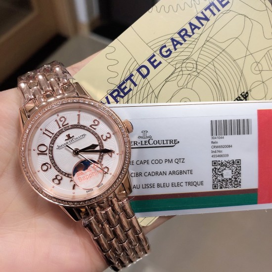 实拍 积家约会女表,女人的三大梦想之一积家约会系列高品质女表,月相功能一个月转动一次,进口石英机芯,蓝宝石镜面,原装折叠扣。尺寸宽34mm,厚10mm。 实拍 积家约会女表,女人的三大梦想之一积家约会系列高品质女表,月相功能一个月转动一次,进口石英机芯,蓝宝石镜面,原装折叠扣。尺寸宽34mm,厚10mm。