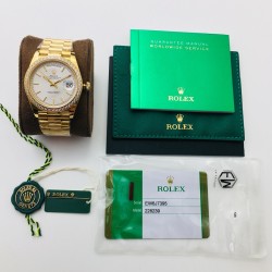 【EW Factory】又添新力作 V2升级版 市场最高版本 劳 力士Rolex星期日志型40MM，精彩细节：1⃣️ 表盘设有18ct金，镶钻石，6及9点钟位置镶方形钻石。2⃣️蚝式表壳结构，一体中层表壳，旋入式底盖及上链表冠。3⃣️结构尺寸厚度同步原装，直径40毫米，厚度为12毫米。4⃣️搭载3255自动上链机芯，快调瞬跳星期日历、做到调时、厚度、结构同步原版。EW匠心之作 欢迎您的品鉴！