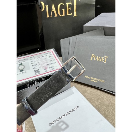 真钻来了 伯爵“时来运转”顶级奢侈品入门款第一眼看到它的时候我一眼就中,首先是外观设计足够百搭,➕上外层一圈可来回转动 很有寓意、一起“转动,遇见非凡”。大号34mm,深蓝色鳄鱼皮可轻松拆卸 看上去就高端,机芯采用瑞士进口石英机芯,螺旋式表圈316L精钢打磨抛光 表面光亮如镜、表盘内圈钻石刻度真钻,圈口外镶2.5分真钻 ,字面刻度11颗真钻,内外都是真钻 ,如假包换附上一表一证 真钻来了 伯爵“时来运转”顶级奢侈品入门款第一眼看到它的时候我一眼就中,首先是外观设计足够百搭,➕上外层一圈可来回转动 很有寓意、一起“转动,遇见非凡”。大号34mm,深蓝色鳄鱼皮可轻松拆卸 看上去就高端,机芯采用瑞士进口石英机芯,螺旋式表圈316L精钢打磨抛光 表面光亮如镜、表盘内圈钻石刻度真钻,圈口外镶2.5分真钻 ,字面刻度11颗真钻,内外都是真钻 ,如假包换附上一表一证