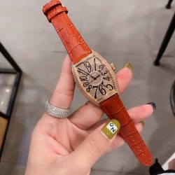 ✔️✔️法兰克穆勒 FranckMuller 36mm*45mm酒桶型表壳和夸张的弧度设计满足了小女生对FM的热爱✔️✔️