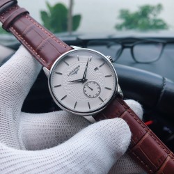SJ出品 品牌：浪琴-LONGINES L8 腕美风范类型：精品机械腕表 采用316钢壳强化玻璃 进口牛皮表带 尺寸40*11 （卓越）精湛 睿智风范 尊贵大方 贵族风格 三杰精致推荐男士机械腕表 SJ精心设计超真实实物图拍摄