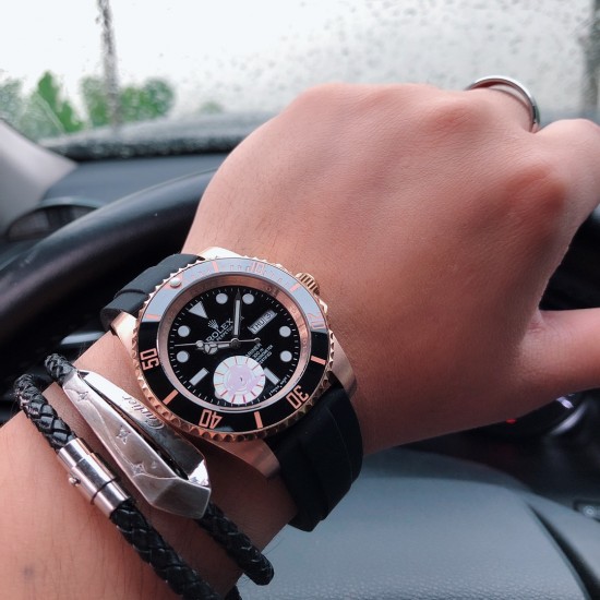 SJ出品 【品牌】劳力士--ROLEX 【类型】男士腕表 Y8【机芯】全自动机械机芯【材质】316L精钢表壳【表镜】矿物强化玻璃镜面【皮质】胶带/钢带(可选)【尺寸】直径40mm 厚度12mm【特性】潜航者系列,专门为潜水爱好者所设计的产品,时尚硬朗,个性独特 三杰精致推荐男士机械腕表 SJ为你精心挑选超真实实物图拍摄 SJ出品 【品牌】劳力士--ROLEX 【类型】男士腕表 Y8【机芯】全自动机械机芯【材质】316L精钢表壳【表镜】矿物强化玻璃镜面【皮质】胶带/钢带(可选)【尺寸】直径40mm 厚度12mm【特性】潜航者系列,专门为潜水爱好者所设计的产品,时尚硬朗,个性独特 三杰精致推荐男士机械腕表 SJ为你精心挑选超真实实物图拍摄