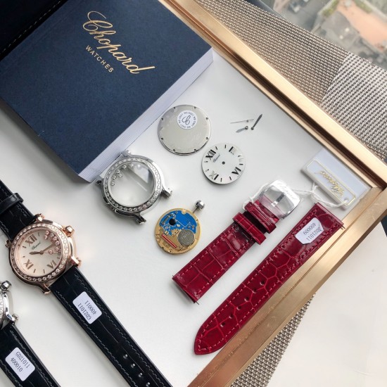 YF 萧邦HAPPY DIAMONDS快乐钻系列,HAPPY DIAMONDS腕表采用天然珍珠贝表盘,表相比大部分款式钻表尺寸都要大不少,钻石都是越大越值钱,配有GTC权威检测认证,联网可查,此款手表散发优雅气质和永恒之城的迷人,此系列腕表成为了上层社会优雅女士的身份标识之一。这款腕表以36毫米精钢表壳,,搭载正品一致的ETA-955.112专供原装机芯,美洲鳄鱼皮表带,令佩戴更加的舒适,凸面蓝宝石玻璃。 YF 萧邦HAPPY DIAMONDS快乐钻系列,HAPPY DIAMONDS腕表采用天然珍珠贝表盘,表相比大部分款式钻表尺寸都要大不少,钻石都是越大越值钱,配有GTC权威检测认证,联网可查,此款手表散发优雅气质和永恒之城的迷人,此系列腕表成为了上层社会优雅女士的身份标识之一。这款腕表以36毫米精钢表壳,,搭载正品一致的ETA-955.112专供原装机芯,美洲鳄鱼皮表带,令佩戴更加的舒适,凸面蓝宝石玻璃。