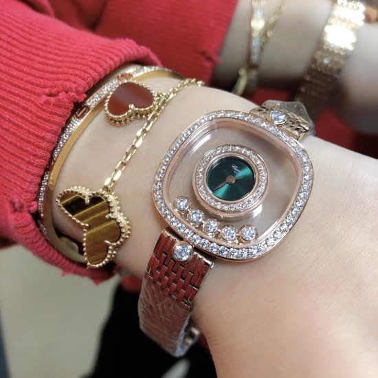 实拍 萧邦新增绿色表盘HAPPY DIAMONDS系列快乐钻腕表 3层蓝宝石玻璃镜面 我们就是自己的神话 原厂瑞士石英机芯 镜面内5颗快乐钻自由转动 活动钻石围绕表盘回旋起舞 制作精巧的表壳玩味透明概念 chopard家标志性的Happy钻石在两片蓝宝石水晶玻璃 形成的空间内自由滑动 充分展现自由和欢快的感觉 表壳顶端与底端各缀有一圈钻石 树叶形指针 较小的同心圆为珍珠母贝质地 呈圆满的球型 两个同心圆环上皆全手工镶有钻石 七颗灵动钻石如悬空漂浮一般 细节见真知。
