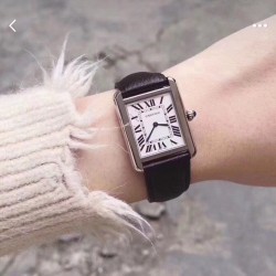 Cartier 卡地亚 坦克系列方型石英女表手表，F-16 18年最新力作！小方卡表壳采用上下横度手工打磨，左右立体感似平似圆。均予2017年新版卡地亚坦克系列保持一致。包括水波纹皮带纹路与弧度设计体现超强做工，底皮真正意大利牛皮颜色对版 ，底盖均衡密度拉丝 。1字弧度高吻合螺丝完美结合。表扣采用拉砂刻体，小号尺寸：31mmx 24.5mm，厚6mm