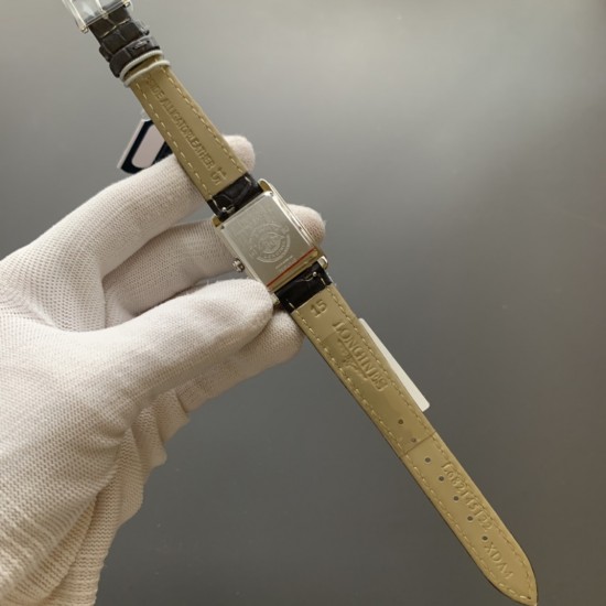 鳄鱼皮雾霾灰新品浪琴表黛绰维纳系列石英女士腕表,意式生活邂后现代优雅,精致优雅知性,高端配置,搭配进口石英机芯,拱形双卜蓝宝石玻璃镜面,精钢表壳,表盘尺寸:20.8✖️32mm 鳄鱼皮雾霾灰新品浪琴表黛绰维纳系列石英女士腕表,意式生活邂后现代优雅,精致优雅知性,高端配置,搭配进口石英机芯,拱形双卜蓝宝石玻璃镜面,精钢表壳,表盘尺寸:20.8✖️32mm