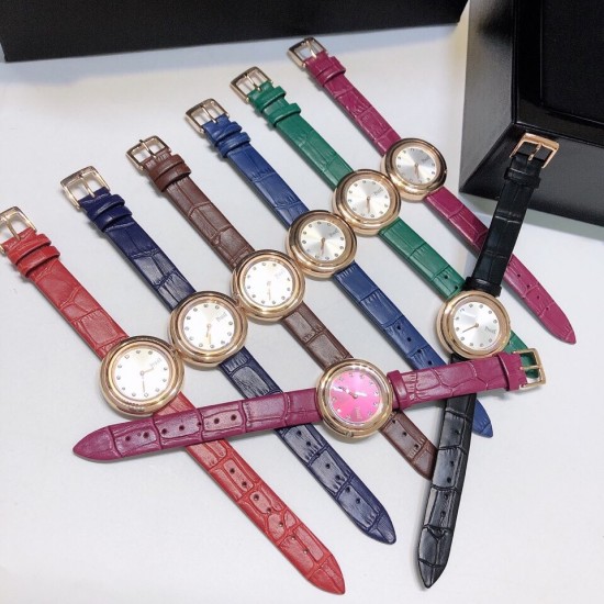 实拍 伯爵-PIAGET 女士腕表 瑞士石英机芯 316L精钢表壳 真牛皮表带 尺寸34*8mm 蓝宝石玻璃镜面 简约的设计,大胆而多彩的配色,以及旋转表圈是伯爵品牌 Possession腕表的特质所在。通过品牌制表师们天马星空的创意,将各个亮色的表带与贵金属、钻石、精钢材质相融,通过圆形盘面的演绎,令全新的 Possession腕表越发闪耀夺目,给人眼前一亮之感。 实拍 伯爵-PIAGET 女士腕表 瑞士石英机芯 316L精钢表壳 真牛皮表带 尺寸34*8mm 蓝宝石玻璃镜面 简约的设计,大胆而多彩的配色,以及旋转表圈是伯爵品牌 Possession腕表的特质所在。通过品牌制表师们天马星空的创意,将各个亮色的表带与贵金属、钻石、精钢材质相融,通过圆形盘面的演绎,令全新的 Possession腕表越发闪耀夺目,给人眼前一亮之感。