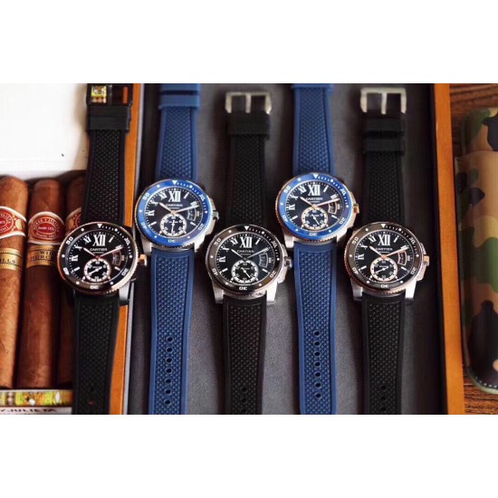 Cartier 卡地亚 卡利博CALIBRE DE CARTIER系列,316精钢表壳,陶瓷夜光圈口,尺寸42mm,搭载全自动机械机芯,进口天然橡胶表带,Super LumiNova夜光涂层三角时标,时尚与运动结合的潜水表硬朗而霸气,彰显气质。 Cartier 卡地亚 卡利博CALIBRE DE CARTIER系列,316精钢表壳,陶瓷夜光圈口,尺寸42mm,搭载全自动机械机芯,进口天然橡胶表带,Super LumiNova夜光涂层三角时标,时尚与运动结合的潜水表硬朗而霸气,彰显气质。