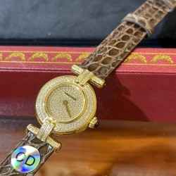 鳄鱼皮新品发布 奢华版满天星镶钻表盘卡地亚小旋风must de小金表vintage中古断货王，性价比高闭眼入。神仙颜值美绝trinity，小孩子才做选择，成年人都是all in![色]表径24mm，超薄厚度5.8mm，搭载瑞士石英机芯，罗马刻度奶油盘，简洁大两针，后镶天然美钻搭配鳄鱼皮表带更奢华超级闪。可仙可盐可甜，精致优雅上手绝美。时尚是一个经典的轮回～说不定今年的复古风，你就是走得最驾轻就熟的一个。推荐指数：⭐⭐⭐⭐⭐