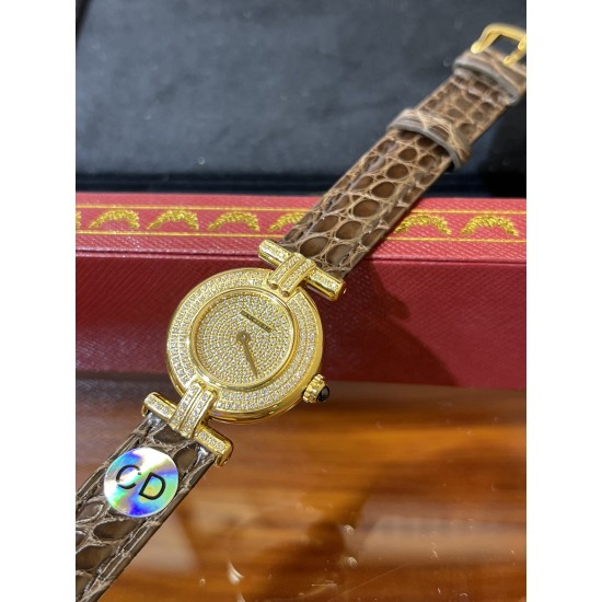 鳄鱼皮新品发布 奢华版满天星镶钻表盘卡地亚小旋风must de小金表vintage中古断货王，性价比高闭眼入。神仙颜值美绝trinity，小孩子才做选择，成年人都是all in![色]表径24mm，超薄厚度5.8mm，搭载瑞士石英机芯，罗马刻度奶油盘，简洁大两针，后镶天然美钻搭配鳄鱼皮表带更奢华超级闪。可仙可盐可甜，精致优雅上手绝美。时尚是一个经典的轮回～说不定今年的复古风，你就是走得最驾轻就熟的一个。推荐指数：⭐⭐⭐⭐⭐