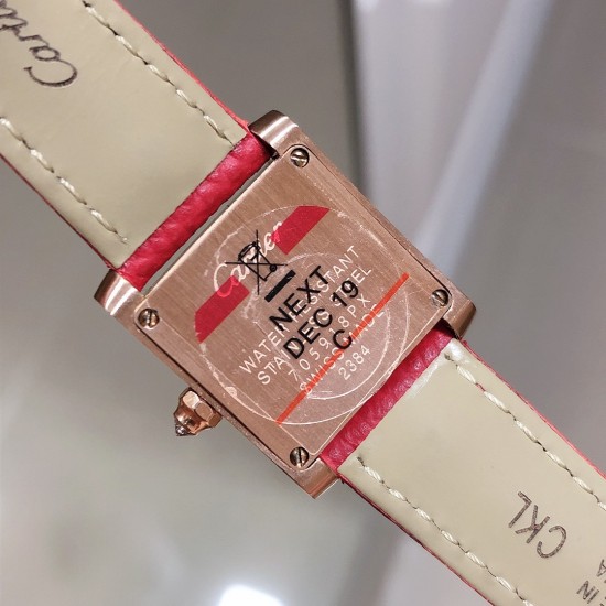 实拍卡地亚-CARTIER2020最新卡地亚法国坦克Cartier Tank Franaise系列,一款百搭性价比又高的手表 搭配全新专柜欧版风格定制的原厂表带,进口瑞士石英机芯。八角形表冠,镶嵌一颗凸圆形合成尖晶石,剑形蓝钢指针,蓝宝石水晶镜面,采用与原装一致的实心内罩,尺寸:25 x 20mm。佩戴舒适柔软服帖,上手显得高贵又典雅,很气质很女人独家货源。 实拍卡地亚-CARTIER2020最新卡地亚法国坦克Cartier Tank Franaise系列,一款百搭性价比又高的手表 搭配全新专柜欧版风格定制的原厂表带,进口瑞士石英机芯。八角形表冠,镶嵌一颗凸圆形合成尖晶石,剑形蓝钢指针,蓝宝石水晶镜面,采用与原装一致的实心内罩,尺寸:25 x 20mm。佩戴舒适柔软服帖,上手显得高贵又典雅,很气质很女人独家货源。