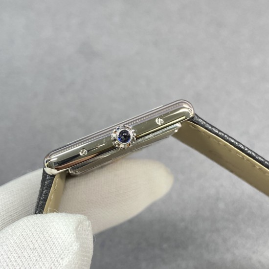 卡地亚坦克TANK MUST de Cartier全系列(中号33.7*25.5mm,小号29.5*22mm)所有配件均可以和原装通用!在这里特别是表冠制作,标志性的表冠周身“面包型”凸点饰珠,立体清晰,便于抓紧调节,。“子弹头”型的表冠顶部晶石,独家采用巴西原矿石,经老友宝石厂经年研发的一体成型+磨光复合机加工,费时费工费料,成本极高!有效的保证了每颗产品外观与正品一致!蓝宝石玻璃镜面,从侧面来看是有折射的,有放大的效果!f1厂倾情出品! 卡地亚坦克TANK MUST de Cartier全系列(中号33.7*25.5mm,小号29.5*22mm)所有配件均可以和原装通用!在这里特别是表冠制作,标志性的表冠周身“面包型”凸点饰珠,立体清晰,便于抓紧调节,。“子弹头”型的表冠顶部晶石,独家采用巴西原矿石,经老友宝石厂经年研发的一体成型+磨光复合机加工,费时费工费料,成本极高!有效的保证了每颗产品外观与正品一致!蓝宝石玻璃镜面,从侧面来看是有折射的,有放大的效果!f1厂倾情出品!