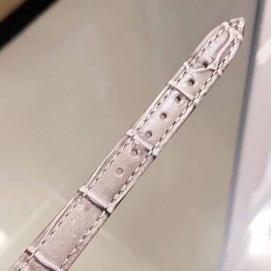 实拍 萧邦HAPPY DIAMONDS系列快乐钻腕表!珍珠贝母雕花纹饰 蓝宝石玻璃镜面 我们就是自己的神话 原厂瑞士石英机芯 镜面内7颗快乐钻自由转动 活动钻石围绕表盘回旋起舞 制作精巧的表壳玩味透明概念 chopard家标志性的Happy钻石在两片蓝宝石水晶玻璃 形成的空间内自由滑动 充分展现自由和欢快的感觉 表壳顶端与底端各缀有一圈钻石 树叶形指针 较小的同心圆为珍珠母贝质地 呈圆满的球型 两个同心圆环上皆全手工镶有钻石 七颗灵动钻石如悬空漂浮一般 细节见真知。 实拍 萧邦HAPPY DIAMONDS系列快乐钻腕表!珍珠贝母雕花纹饰 蓝宝石玻璃镜面 我们就是自己的神话 原厂瑞士石英机芯 镜面内7颗快乐钻自由转动 活动钻石围绕表盘回旋起舞 制作精巧的表壳玩味透明概念 chopard家标志性的Happy钻石在两片蓝宝石水晶玻璃 形成的空间内自由滑动 充分展现自由和欢快的感觉 表壳顶端与底端各缀有一圈钻石 树叶形指针 较小的同心圆为珍珠母贝质地 呈圆满的球型 两个同心圆环上皆全手工镶有钻石 七颗灵动钻石如悬空漂浮一般 细节见真知。