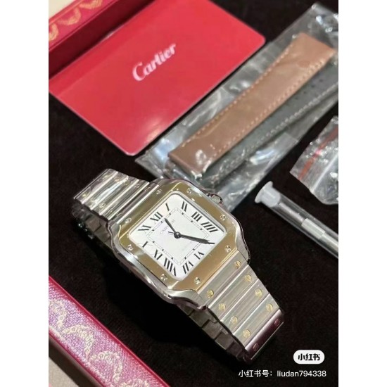 .钢带送皮带山度士女庄Santos de Cartier腕表 1⃣️表壳:316不锈钢2⃣️把的:七角形表冠 镶嵌一颗多切面蓝宝石 3⃣️表盘:阳光射线纹饰效果表盘/经典白罗马表盘4⃣️表针:剑型蓝钢指针 5⃣️表镜:蓝宝石水晶镜面 6⃣️钢表带:配备“SmartLink”表链调节装置 7⃣️表扣:搭配双重折叠表扣 表带均配备“QuickSwitch”表带快速替换装置 8⃣️表壳尺寸:35.1毫米 厚度:8.83毫米 防水深度10巴(约100米) .钢带送皮带山度士女庄Santos de Cartier腕表 1⃣️表壳:316不锈钢2⃣️把的:七角形表冠 镶嵌一颗多切面蓝宝石 3⃣️表盘:阳光射线纹饰效果表盘/经典白罗马表盘4⃣️表针:剑型蓝钢指针 5⃣️表镜:蓝宝石水晶镜面 6⃣️钢表带:配备“SmartLink”表链调节装置 7⃣️表扣:搭配双重折叠表扣 表带均配备“QuickSwitch”表带快速替换装置 8⃣️表壳尺寸:35.1毫米 厚度:8.83毫米 防水深度10巴(约100米)