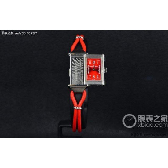 官网同步JAEGER-LECOULTRE 积家一号女装丝链翻转腕表瑞士石英1:1精致刻复 个性独特魅力,尺寸:33mmx16mm。材质:精钢打造,蓝宝水晶玻璃,太阳放射油压表盘,蓝色太妃形指针,搭配意大利纤细小牛皮绳,尽显貴族的风范! 官网同步JAEGER-LECOULTRE 积家一号女装丝链翻转腕表瑞士石英1:1精致刻复 个性独特魅力,尺寸:33mmx16mm。材质:精钢打造,蓝宝水晶玻璃,太阳放射油压表盘,蓝色太妃形指针,搭配意大利纤细小牛皮绳,尽显貴族的风范!