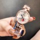 欧米茄蝶飞最新女神单品--外观雅致华美，彰显着引人瞩目的隽永美感。饰有镶座钻石刻度。进口石英机芯，走时精准无误。尺寸35mm