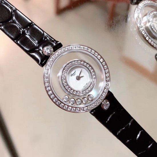 实拍 萧邦HAPPY DIAMONDS系列萧邦标志性的女士腕表系列，时尚而柔美 内部搭载瑞士石英机芯 动感十足的表壳搭配皮革表带 带镂空装饰的表盘极具现代感 完美体现萧邦悠然自在的生活态度 五颗标志性灵动钻石随着爱心钻石欢快起舞、流光溢彩 一如既往的顶级品质 认准独家实拍细节