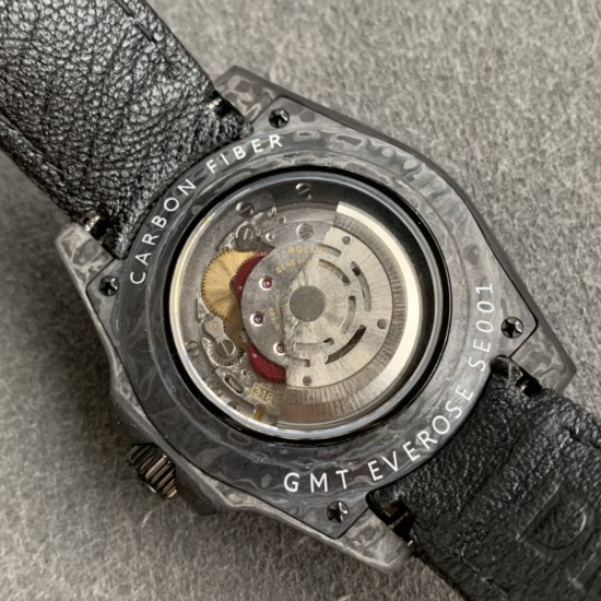 Diw新作勞力士超限量GMT-MASTER II Diw团队重新制作了碳纤维表壳,同时包含表圈、面盘等零件也全都是碳纤维材质,其中碳纤维表圈上数字刻度首次采用全新碳纤维植丁技术(非填油)塑造丰富视觉层次,质感细腻。透视底盖可清楚展示正反快速调日历的劳力士专属cal.3186机芯。搭配柔软魔术贴表带和一体碳纤维表扣。首批量产提供4种颜色表盘可选,5种不同颜色风格表带。 Diw新作勞力士超限量GMT-MASTER II Diw团队重新制作了碳纤维表壳,同时包含表圈、面盘等零件也全都是碳纤维材质,其中碳纤维表圈上数字刻度首次采用全新碳纤维植丁技术(非填油)塑造丰富视觉层次,质感细腻。透视底盖可清楚展示正反快速调日历的劳力士专属cal.3186机芯。搭配柔软魔术贴表带和一体碳纤维表扣。首批量产提供4种颜色表盘可选,5种不同颜色风格表带。