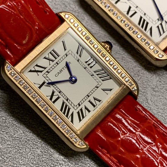 实拍【精品升级版】卡地亚超薄坦克Cartier Tank Solo系列,一款百搭 性价比又高的手表 采用瑞士石英机芯,圆珠形表冠,镶嵌一颗凸圆形合成尖晶石,镀银珠光表盘,罗马数字时标,剑形蓝钢指针,蓝宝石水晶镜面,可搭配进口鳄鱼纹牛皮表带,另有多种颜色荔枝纹原版皮为你打造个性化腕间配饰,直径:小号2431mm,中号2734mm。佩戴舒适柔软服帖,上手显得高贵又典雅,很气质很女人独家货源。「认准细节,欢迎质量对比」 实拍【精品升级版】卡地亚超薄坦克Cartier Tank Solo系列,一款百搭 性价比又高的手表 采用瑞士石英机芯,圆珠形表冠,镶嵌一颗凸圆形合成尖晶石,镀银珠光表盘,罗马数字时标,剑形蓝钢指针,蓝宝石水晶镜面,可搭配进口鳄鱼纹牛皮表带,另有多种颜色荔枝纹原版皮为你打造个性化腕间配饰,直径:小号2431mm,中号2734mm。佩戴舒适柔软服帖,上手显得高贵又典雅,很气质很女人独家货源。「认准细节,欢迎质量对比」