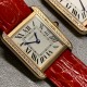 实拍【精品升级版】卡地亚超薄坦克Cartier Tank Solo系列,一款百搭 性价比又高的手表 采用瑞士石英机芯,圆珠形表冠,镶嵌一颗凸圆形合成尖晶石,镀银珠光表盘,罗马数字时标,剑形蓝钢指针,蓝宝石水晶镜面,可搭配进口鳄鱼纹牛皮表带,另有多种颜色荔枝纹原版皮为你打造个性化腕间配饰,直径:小号2431mm,中号2734mm。佩戴舒适柔软服帖,上手显得高贵又典雅,很气质很女人独家货源。「认准细节,欢迎质量对比」 实拍【精品升级版】卡地亚超薄坦克Cartier Tank Solo系列,一款百搭 性价比又高的手表 采用瑞士石英机芯,圆珠形表冠,镶嵌一颗凸圆形合成尖晶石,镀银珠光表盘,罗马数字时标,剑形蓝钢指针,蓝宝石水晶镜面,可搭配进口鳄鱼纹牛皮表带,另有多种颜色荔枝纹原版皮为你打造个性化腕间配饰,直径:小号2431mm,中号2734mm。佩戴舒适柔软服帖,上手显得高贵又典雅,很气质很女人独家货源。「认准细节,欢迎质量对比」