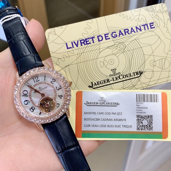 实拍 积家Rendez-Vous约会系列 全自动机械飞轮女士腕表,由天然深海珍珠贝母打造的表盘与精钢镶钻表圈交相辉映,散发着柔和的七彩光泽,而位于六时位置的飞轮则如优雅的腕上芭蕾,尽显独特女性魅力。高端配置,蓝宝石镜面,进口牛皮原装折叠扣/精钢表壳表带,尺寸:宽33mm、厚11mm。 实拍 积家Rendez-Vous约会系列 全自动机械飞轮女士腕表,由天然深海珍珠贝母打造的表盘与精钢镶钻表圈交相辉映,散发着柔和的七彩光泽,而位于六时位置的飞轮则如优雅的腕上芭蕾,尽显独特女性魅力。高端配置,蓝宝石镜面,进口牛皮原装折叠扣/精钢表壳表带,尺寸:宽33mm、厚11mm。