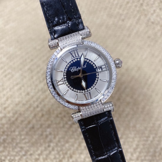 ★实拍 萧邦 CHOPARD IMPERIALE 系列腕表。独特风格带您走进一个新阶段并且成功塑造了崇尚自我表达和与众不同的生活化概念,316精钢材质,此表款全手工镶嵌施华洛世奇水晶钻,成为了美式奢侈生活风格的代表!进口石英机芯以及精细做工,佩戴贴手舒适,设计风格简约明朗。充满奢华璀璨的气息,光彩夺人、让你瞬间提升华丽的气质 ! ★实拍 萧邦 CHOPARD IMPERIALE 系列腕表。独特风格带您走进一个新阶段并且成功塑造了崇尚自我表达和与众不同的生活化概念,316精钢材质,此表款全手工镶嵌施华洛世奇水晶钻,成为了美式奢侈生活风格的代表!进口石英机芯以及精细做工,佩戴贴手舒适,设计风格简约明朗。充满奢华璀璨的气息,光彩夺人、让你瞬间提升华丽的气质 !
