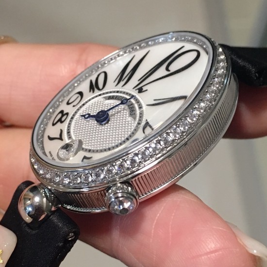⚠️到货啦 新版宝玑 实拍 Breguet-宝玑那不勒斯皇后系列! 史上最强最美 超薄 最新升级版本 绝对值得拥有的一款 正品一致的拉丁料绢表带 蓝宝石拱桥弧形玻璃 表盘用天然白色珍珠母贝 阿拉伯数字时符 经典的蓝钢宝玑指针 6点位设有一颗水滴形钻石 机芯是586/1自动上链机 我们一直正品完美复刻 那不勒斯皇后款 绝对的女神气质名媛款 最重要的是百搭得来不失少女心 必入款❗带上一秒变女神,各种派对,晚会,聚会,约会,发布会,让你BlingBling。 ⚠️到货啦 新版宝玑 实拍 Breguet-宝玑那不勒斯皇后系列! 史上最强最美 超薄 最新升级版本 绝对值得拥有的一款 正品一致的拉丁料绢表带 蓝宝石拱桥弧形玻璃 表盘用天然白色珍珠母贝 阿拉伯数字时符 经典的蓝钢宝玑指针 6点位设有一颗水滴形钻石 机芯是586/1自动上链机 我们一直正品完美复刻 那不勒斯皇后款 绝对的女神气质名媛款 最重要的是百搭得来不失少女心 必入款❗带上一秒变女神,各种派对,晚会,聚会,约会,发布会,让你BlingBling。