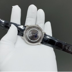 宝珀villeret 经典6654 全新V3升级版来咯从“芯”出发，去繁就简 让属于你的分秒瞬间更加完整！ 升级亮点【机芯】1.全新进口Cal.6654机芯 摆幅28800 走时更精准2.升级秒针实心大中轴 同步正品3.烫金立体工艺月相盘4.对版后盖见光比例 宝珀6654 全新V3升级版——你值得拥有！