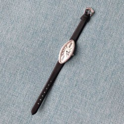 实拍 卡地亚-Cartier 橄榄形女士腕表 瑞士石英机芯 镀膜玻璃镜面 表壳尺寸22x48mm厚度约7mm有皮带和娟带可选！独特的橄榄形表壳镶嵌皓石 含蓄优雅 代表了卡地亚风格之精髓 简约设计与时尚风范完美融合。