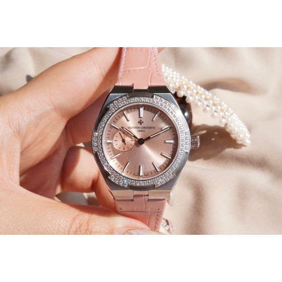 Vacheron Constantin江诗丹顿纵横四海系列OVERSEAS女款小号型2300v/2305v【表壳】表径3610.8mm 同步原装 质感细腻大方 蓝宝石镜面【字面】表盘经旭日纹缎面拉丝工艺处理 深邃优雅 18k金时标均带白色夜光涂层【机芯】CITIZEN8系列改Cal.5300机芯(机芯稳定零返修 )后原装18k纳米镀金质摆陀【表带扣】半马其他十字三片折叠式表扣 进口牛皮表带越欣赏 越懂欣赏 Vacheron Constantin江诗丹顿纵横四海系列OVERSEAS女款小号型2300v/2305v【表壳】表径3610.8mm 同步原装 质感细腻大方 蓝宝石镜面【字面】表盘经旭日纹缎面拉丝工艺处理 深邃优雅 18k金时标均带白色夜光涂层【机芯】CITIZEN8系列改Cal.5300机芯(机芯稳定零返修 )后原装18k纳米镀金质摆陀【表带扣】半马其他十字三片折叠式表扣 进口牛皮表带越欣赏 越懂欣赏