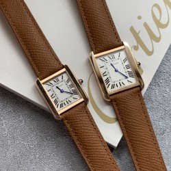 实拍【精品升级版】卡地亚超薄坦克Cartier Tank Solo系列，一款百搭性价比又高的手表 进口瑞士石英机芯，圆珠形表冠，镶嵌一颗凸圆形合成尖晶石，镀银珠光表盘，罗马数字时标，剑形蓝钢指针，蓝宝石水晶镜面，搭配进口牛皮表带，多颜色可搭配。直径：小号2431mm,中号2734mm。佩戴舒适柔软服帖，上手显得高贵又典雅，很气质很女人独家货源。