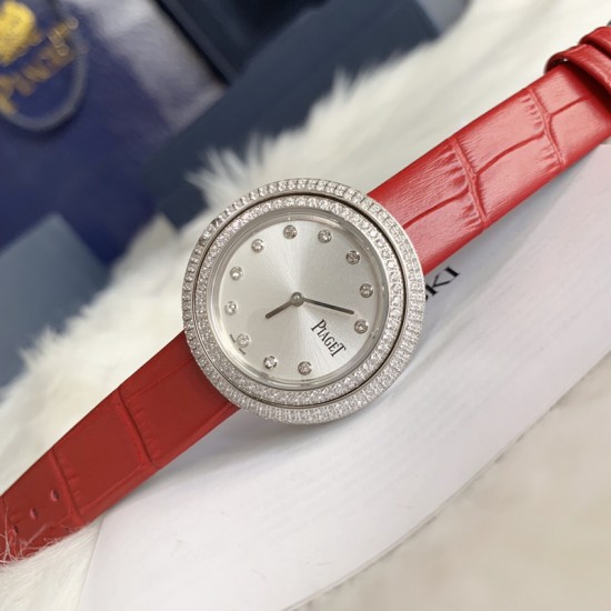 实拍 伯爵-PIAGET 女士腕表 瑞士石英机芯 316L精钢表壳 真牛皮表带 尺寸34*8mm 蓝宝石玻璃镜面 简约的设计,大胆而多彩的配色,以及旋转表圈是伯爵品牌 Possession腕表的特质所在。通过品牌制表师们天马星空的创意,将各个亮色的表带与贵金属、钻石、精钢材质相融,通过圆形盘面的演绎,令全新的 Possession腕表越发闪耀夺目,给人眼前一亮之感。 实拍 伯爵-PIAGET 女士腕表 瑞士石英机芯 316L精钢表壳 真牛皮表带 尺寸34*8mm 蓝宝石玻璃镜面 简约的设计,大胆而多彩的配色,以及旋转表圈是伯爵品牌 Possession腕表的特质所在。通过品牌制表师们天马星空的创意,将各个亮色的表带与贵金属、钻石、精钢材质相融,通过圆形盘面的演绎,令全新的 Possession腕表越发闪耀夺目,给人眼前一亮之感。