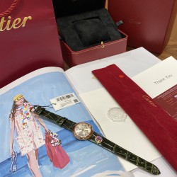 最新配色“牛油果绿” 卡地亚新款白气球系列，44颗小钻 18k金电镀 蓝宝石水晶玻璃镜面 绿色鳄鱼皮表带更衬玫瑰金的光泽，精致耐看，表盘尺寸30，不大不小的尺寸，适合大部分美女，剑形镀金指针 4点钟位置镶嵌施华洛世奇明亮式切割圆钻 支持专柜对比，送礼首选，非人为损坏免费保修。