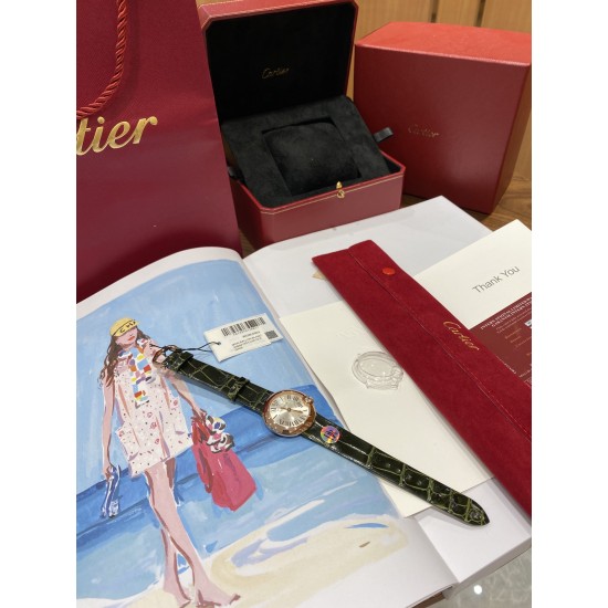 最新配色“牛油果绿” 卡地亚新款白气球系列,44颗小钻 18k金电镀 蓝宝石水晶玻璃镜面 绿色鳄鱼皮表带更衬玫瑰金的光泽,精致耐看,表盘尺寸30,不大不小的尺寸,适合大部分美女,剑形镀金指针 4点钟位置镶嵌施华洛世奇明亮式切割圆钻 支持专柜对比,送礼首选,非人为损坏免费保修。 最新配色“牛油果绿” 卡地亚新款白气球系列,44颗小钻 18k金电镀 蓝宝石水晶玻璃镜面 绿色鳄鱼皮表带更衬玫瑰金的光泽,精致耐看,表盘尺寸30,不大不小的尺寸,适合大部分美女,剑形镀金指针 4点钟位置镶嵌施华洛世奇明亮式切割圆钻 支持专柜对比,送礼首选,非人为损坏免费保修。