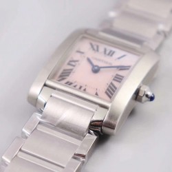 实拍 8848F出品卡地亚法国坦克！瑞士石英机芯，尺寸～25.35*20.3mm，其他的就不作多介绍了，均可官网查阅，下面我来讲讲它的迷人之处，坦克腕表家族中女性最喜欢的一个系列。首先正像坦克与履带的不可分离，法国坦克腕表的履带式表链不仅像一款简练的手镯将金属的光泽绽放无余，也更好的融合了坦克系列棱角分明、锐利的表壳边缘，二者的结合不仅使表款风格上有个完整的统一性，更是对坦克腕表系列的自由精神的完美诠释，因此法国坦克可谓是卡地亚坦克腕表系列之中的经典之作！保卡、吊牌、表带膜和外包装都有贴标型号！下手要快！