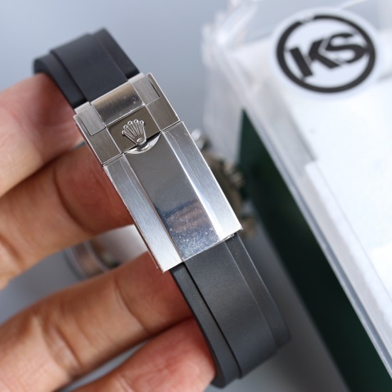 顶级做工KS出品:劳力士 恒动宇宙计时型迪通拿 【尺寸】40MM【表镜】抗刮损蓝水晶玻璃 防反光凸透式放大日历窗【表壳】上链表冠,旋入式三扣锁三重防水系统【机芯】采用7750机芯,高效精准稳定【表带】腕表搭配折叠式表扣,且表扣具有微调装置,可以调到非常的贴合手腕 折叠扣 超强夜光 防水大于100米 顶级做工KS出品:劳力士 恒动宇宙计时型迪通拿 【尺寸】40MM【表镜】抗刮损蓝水晶玻璃 防反光凸透式放大日历窗【表壳】上链表冠,旋入式三扣锁三重防水系统【机芯】采用7750机芯,高效精准稳定【表带】腕表搭配折叠式表扣,且表扣具有微调装置,可以调到非常的贴合手腕 折叠扣 超强夜光 防水大于100米