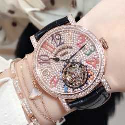 实拍 新品上市 法兰克穆勒 FRANCK MULLER  完美无瑕的设计，FM陀飞轮腕表震撼上市。腕表采用镂空式布局设计。机芯全貌一目了然，将复杂和神秘的陀飞轮装置完美显现。【重点介绍】采用精准稳定的海鸥陀飞轮手动机芯。丰满的机械感，。不仅将陀飞轮的机械美体现恰当，更是将她的神秘一览无遗的完美展示。【精彩细节】360度无死角镜面抛光，完美表达陀飞轮腕表高端大方的气质。意大利小牛皮表带，材质柔软，佩戴透气舒适，完美还原正品感觉。TW出品FM---GIGA陀飞轮，给您带来不一样的奢华体验！