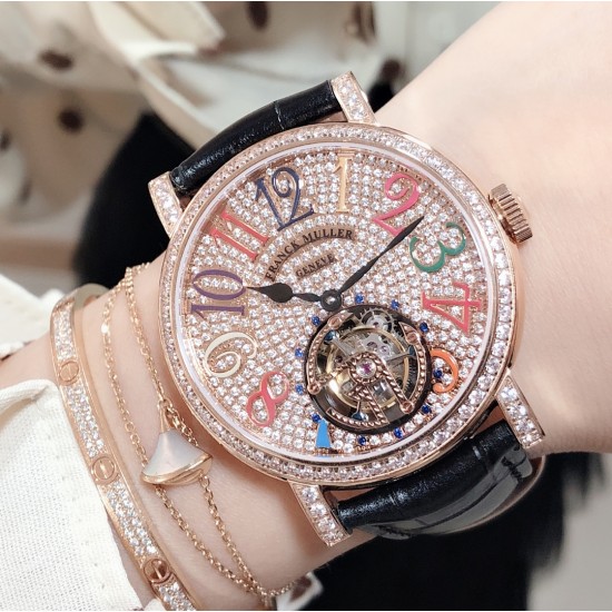 实拍 新品上市 法兰克穆勒 FRANCK MULLER 完美无瑕的设计,FM陀飞轮腕表震撼上市。腕表采用镂空式布局设计。机芯全貌一目了然,将复杂和神秘的陀飞轮装置完美显现。【重点介绍】采用精准稳定的海鸥陀飞轮手动机芯。丰满的机械感,。不仅将陀飞轮的机械美体现恰当,更是将她的神秘一览无遗的完美展示。【精彩细节】360度无死角镜面抛光,完美表达陀飞轮腕表高端大方的气质。意大利小牛皮表带,材质柔软,佩戴透气舒适,完美还原正品感觉。TW出品FM---GIGA陀飞轮,给您带来不一样的奢华体验! 实拍 新品上市 法兰克穆勒 FRANCK MULLER 完美无瑕的设计,FM陀飞轮腕表震撼上市。腕表采用镂空式布局设计。机芯全貌一目了然,将复杂和神秘的陀飞轮装置完美显现。【重点介绍】采用精准稳定的海鸥陀飞轮手动机芯。丰满的机械感,。不仅将陀飞轮的机械美体现恰当,更是将她的神秘一览无遗的完美展示。【精彩细节】360度无死角镜面抛光,完美表达陀飞轮腕表高端大方的气质。意大利小牛皮表带,材质柔软,佩戴透气舒适,完美还原正品感觉。TW出品FM---GIGA陀飞轮,给您带来不一样的奢华体验!