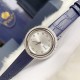 实拍 伯爵-PIAGET 女士腕表 瑞士石英机芯 316L精钢表壳 真牛皮表带 尺寸34*8mm 蓝宝石玻璃镜面 简约的设计,大胆而多彩的配色,以及旋转表圈是伯爵品牌 Possession腕表的特质所在。通过品牌制表师们天马星空的创意,将各个亮色的表带与贵金属、钻石、精钢材质相融,通过圆形盘面的演绎,令全新的 Possession腕表越发闪耀夺目,给人眼前一亮之感。 实拍 伯爵-PIAGET 女士腕表 瑞士石英机芯 316L精钢表壳 真牛皮表带 尺寸34*8mm 蓝宝石玻璃镜面 简约的设计,大胆而多彩的配色,以及旋转表圈是伯爵品牌 Possession腕表的特质所在。通过品牌制表师们天马星空的创意,将各个亮色的表带与贵金属、钻石、精钢材质相融,通过圆形盘面的演绎,令全新的 Possession腕表越发闪耀夺目,给人眼前一亮之感。